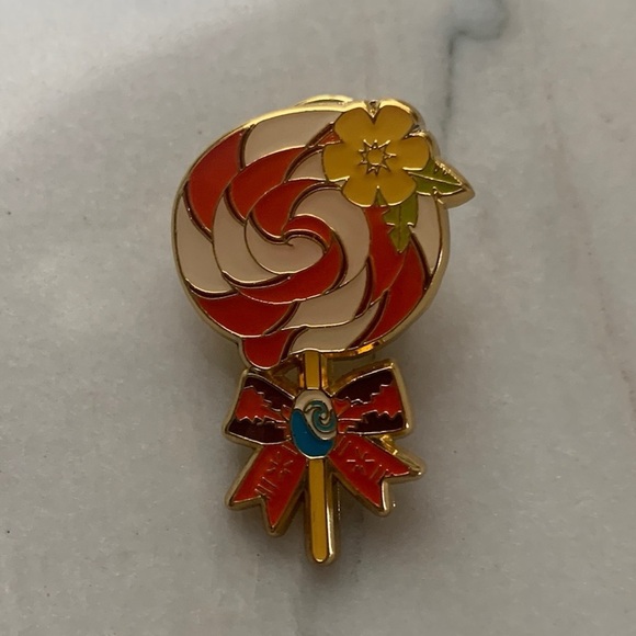 1753 Disney + Loungefly Princess Lollipop Mystery Pin Moana - Picture 1 of 3